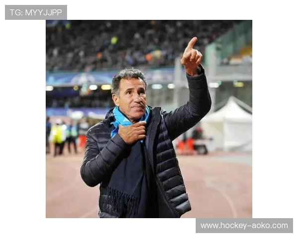 马拉多纳与多位足球巨星亲密合照 展现传奇球员风采与历史辉煌